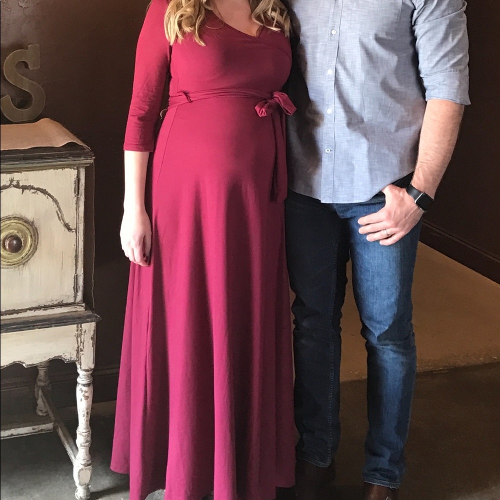 Maroon maternity dress - faux wrap maxi dress - baby shower Photoshoot - Picture 7 of 8